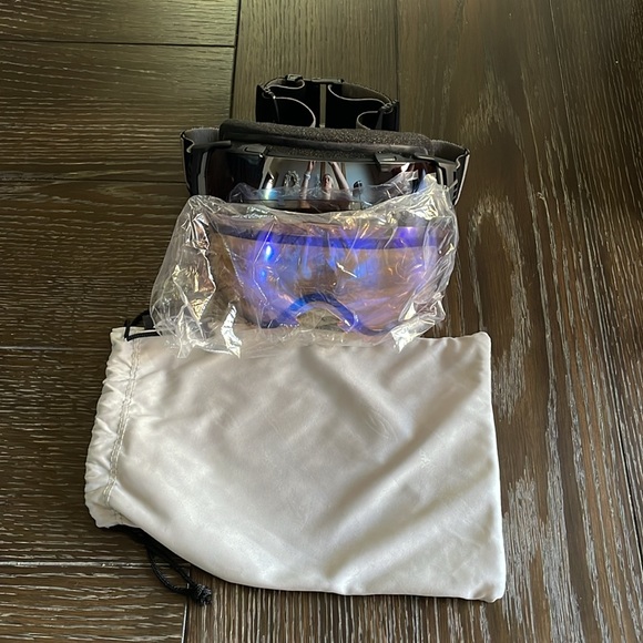 Smith optics goggles with removable low light lenses and case. - Picture 5 of 5